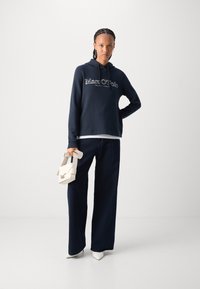 Marc O'Polo LONG SLEEVE HOODED LOGO PRINT - Camisola - deep blue sea