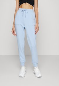NA-KD PAMELA REIF x NA-KD - TRACKSUIT BOTTOMS - Calças de fato de treino - dusty blue