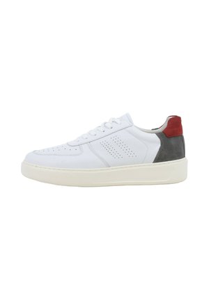 Sneaker bianca con suola crema, dettagli laterali traforati, tallone grigio e linguetta posteriore in camoscio rosso, mostrata in profilo destro.