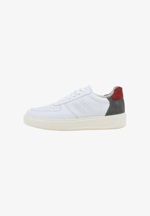 Sneaker bianca con suola crema, dettagli laterali traforati, tallone grigio e linguetta posteriore in camoscio rosso, mostrata in profilo destro.