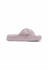 Sandale glissante rose avec un design de sangle entrecroisée rembourrée, dotée d'une semelle épaisse et d'une texture lisse. Convient pour un usage décontracté.