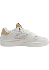 Zapatilla blanca de cuero con detalles perforados, acento beige en el talón, suela plana de goma y cordones redondos. Textura sutil en la parte superior.