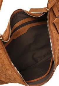 Braune Wildleder-Handtasche mit gewebter Außenseite, Reißverschlussverschluss und schwarzer Stoffinnenseite. Verfügt über eine innere Reißverschlusstasche und ein markiertes Etikett.
