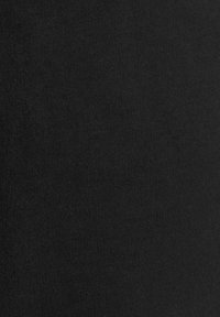 Schwarzer Stoff mit einer glatten, gleichmäßigen Textur. Das Material wirkt dehnbar und eng gewebt und spiegelt ein minimalistisches Design wider. Keine Muster oder Akzente.