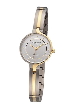 Montre-bracelet mince en titane bicolore avec des accents dorés, cadran rond argenté, index des heures dorés et trois aiguilles dorées indiquant 10:08:35.