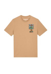 Beige katoenen t-shirt met een kleurrafisch van richtingaanwijzers met landschappen en planten. Korte mouwen en een ronde hals.