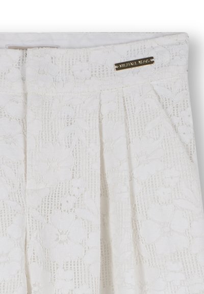 Witte kanten rok met bloemmotieven, plooien en een metalen logo-accent. Getextureerde, lichte stof met een aangesloten tailleband.