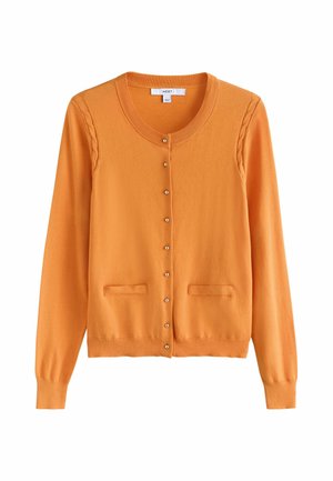 Oranger Langarm-Cardigan mit Knopfleiste, rundem Halsausschnitt, zwei kleinen Vordertaschen und dezentem Zopfmuster an den Schultern.