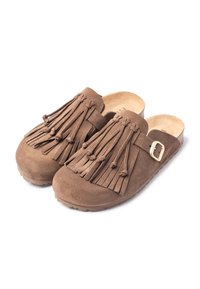 Bruine suède klompen met franjerand, voorzien van een zijgesp en een rubberen zool met structuur. De binnenkant is neutraal van kleur voor comfort.