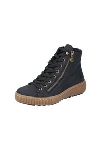 Baskets montantes noires avec lacets noirs, accents métalliques dorés et une fermeture éclair sur le côté. Présente une semelle en caoutchouc texturé couleur tan pour une meilleure adhérence.