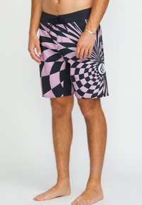 Costumi da bagno neri e rosa con motivo a spirale, vita con coulisse e dettaglio del logo. Realizzati in materiale leggero adatto per l'acqua.