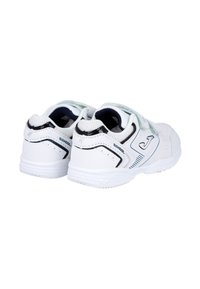 Las zapatillas deportivas blancas presentan un exterior sintético liso con acentos negros, correas de velcro y una suela texturizada para un mejor agarre.