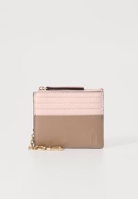 Læderpung med et tredelt design i lys pink, mørk pink og taupe. Inkluderer en kæde og et præget logo på siden.