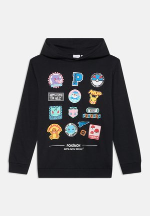 Schwarzer Kapuzenpullover mit bunten Pokémon-Charakter-Abzeichen und Text, aus weichem Stoff mit gerippten Bündchen und Saum.