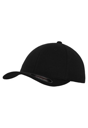 Zwarte baseballcap van stof met een gebogen rand, ronde kroon en een klein knopje bovenop. Heeft een logo op de onderkant van de rand.