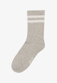 Meia de algodão cinza com riscas brancas na parte superior. Apresenta textura canelada, biqueira reforçada e um detalhe sutil da marca na lateral.