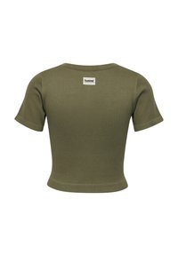 Olijfgroen ribbelachtig shirt met korte mouwen en een aansluitend ontwerp. Heeft een ronde hals en een label aan de achterkant.