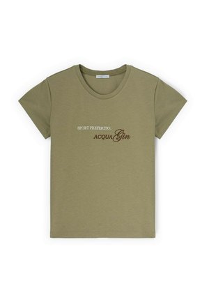 Camiseta de manga corta color verde oliva con cuello redondo y texto marrón que dice "SPORT PREFERITO: ACQUA Gin" centrado en el pecho.