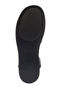 Suola di scarpa nera caratterizzata da una forma liscia e arrotondata con scanalature orizzontali per la trazione e un tacco leggermente rialzato. Contrassegnata con "MUK".