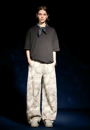 BARREL PRINTED - Stoffhose - sand