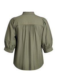 Olivgrön blus med hög halsringning, puffiga ärmar och veckad detaljering på axlarna. Mjukt, något strukturerat tyg.