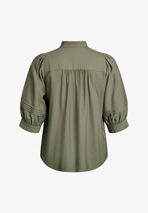 Olivo zelena bluza z visokim ovratnikom, napihnjenimi rokavi in naborki na ramenih. Mehka, rahlo teksturirana tkanina.