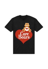 Černé tričko s motivem hnědého medvěda s tisku ve tvaru srdce na břiše a textem "Care Bears" bílou barvou, umístěným nad červeným srdcem.