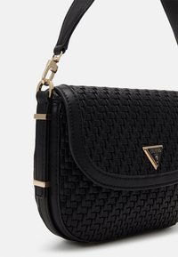 Sac à main noir tissé avec une sangle en cuir lisse et des accessoires dorés. Comprend un logo triangulaire proéminent en avant.