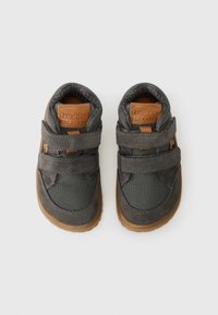 Sneaker grigie con accenti beige, realizzate in suede e mesh. Presentano due cinghie in velcro e una suola in gomma testurizzata per una migliore presa.