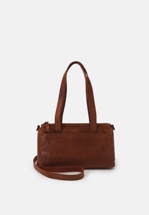 Sac à main en cuir marron avec deux poignées, bandoulière, fermeture éclair, forme rectangulaire et détails de coutures apparentes.