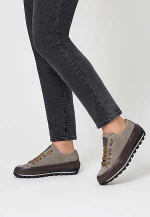 Sneaker in suede grigio con accenti in pelle marrone, punta rotonda e sei occhielli. Presenta una suola in gomma testurizzata per una migliore aderenza.