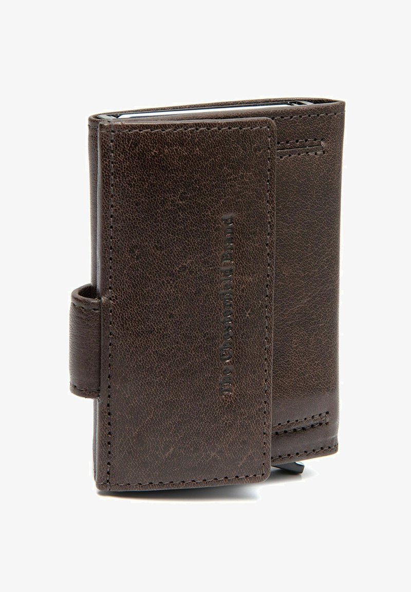 Bruine leren portemonnee met een textuur oppervlakte, voorzien van een zijsluiting en een reliëflogo op de voorkant. Compact rechthoekig van vorm.