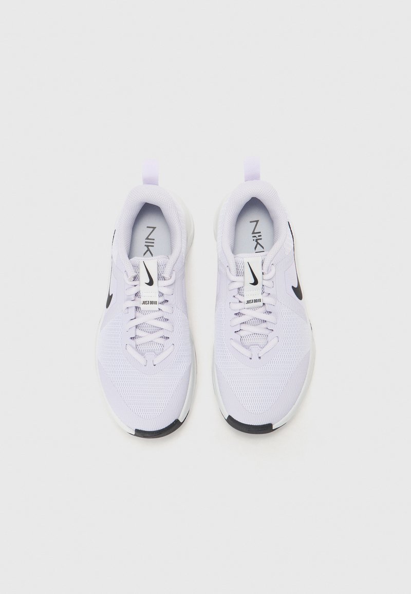 Białe siatkowe buty sportowe z czarnymi akcentami, okrągłym nosem, sznurowadłami i pętelką na pięcie. Posiadają wyraźne logo na języku.