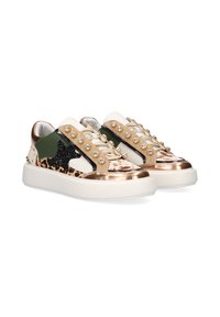 Zapatillas de corte bajo con suelas blancas gruesas, estampados de leopardo y vaca, paneles verdes, punteras metálicas en bronce y cintas para los cordones con joyas.