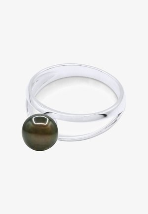 Bague en argent avec une seule grosse perle vert foncé-noir sertie sur un côté de la bande fine et lisse.