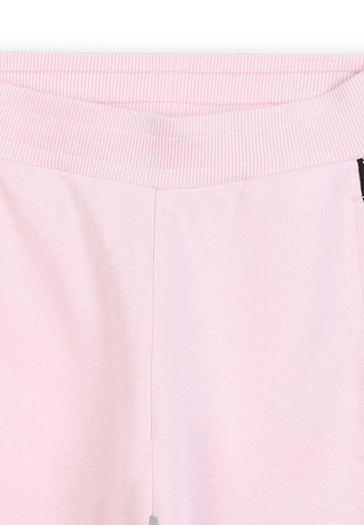 Lichtroze joggingbroek met een geribbelde tailleband, uitgerust met een vlak ontwerp, een zachte textuur en een klein zwart accentdetail aan één zijde.