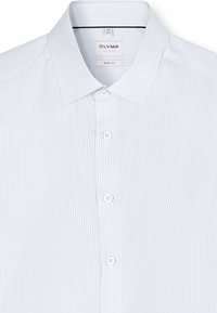 Chemise de ville blanche slim fit avec fines rayures verticales grises, col pointu et boutons sur le devant, marque Olymp taille 40/15¾.