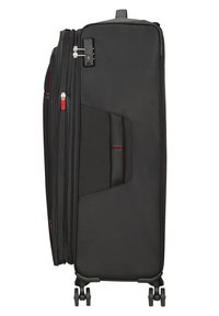 Valise noire avec une finition texturée, compartiments zippés, une poche latérale et une poignée télescopique ; dispose de quatre roues pour la mobilité.