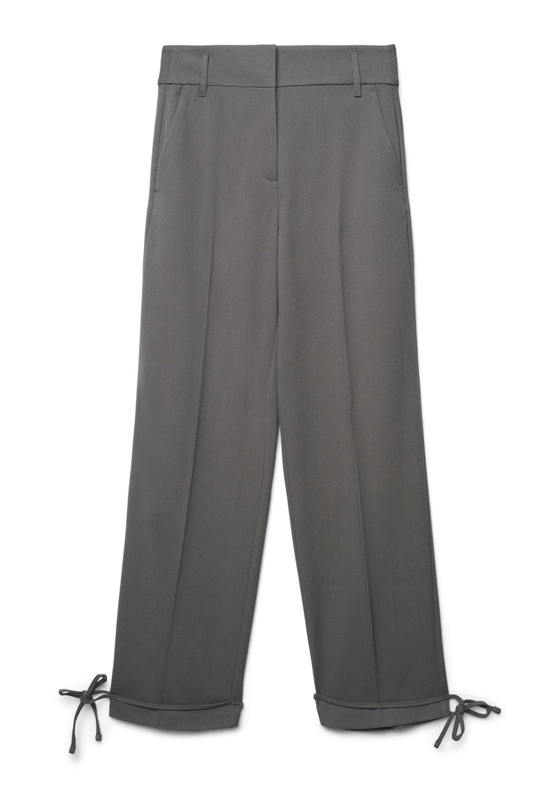 Pantaloni dritti grigi con tasche laterali, passanti per la cintura, orli risvoltati e lacci regolabili alle caviglie.