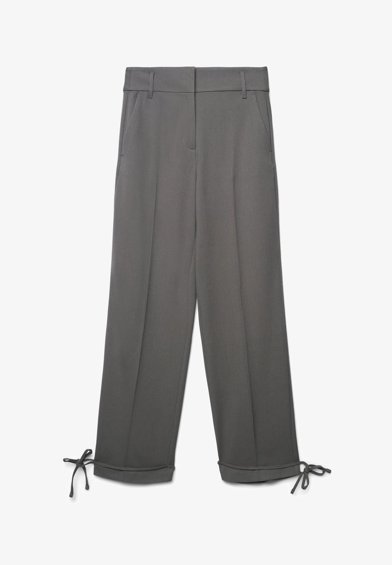 Pantaloni dritti grigi con tasche laterali, passanti per la cintura, orli risvoltati e lacci regolabili alle caviglie.
