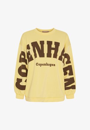Gul sweatshirt med stor mørkebrun "COPENHAGEN" tekst henover bryst og ærmer, rund hals og ribbet manchetter.