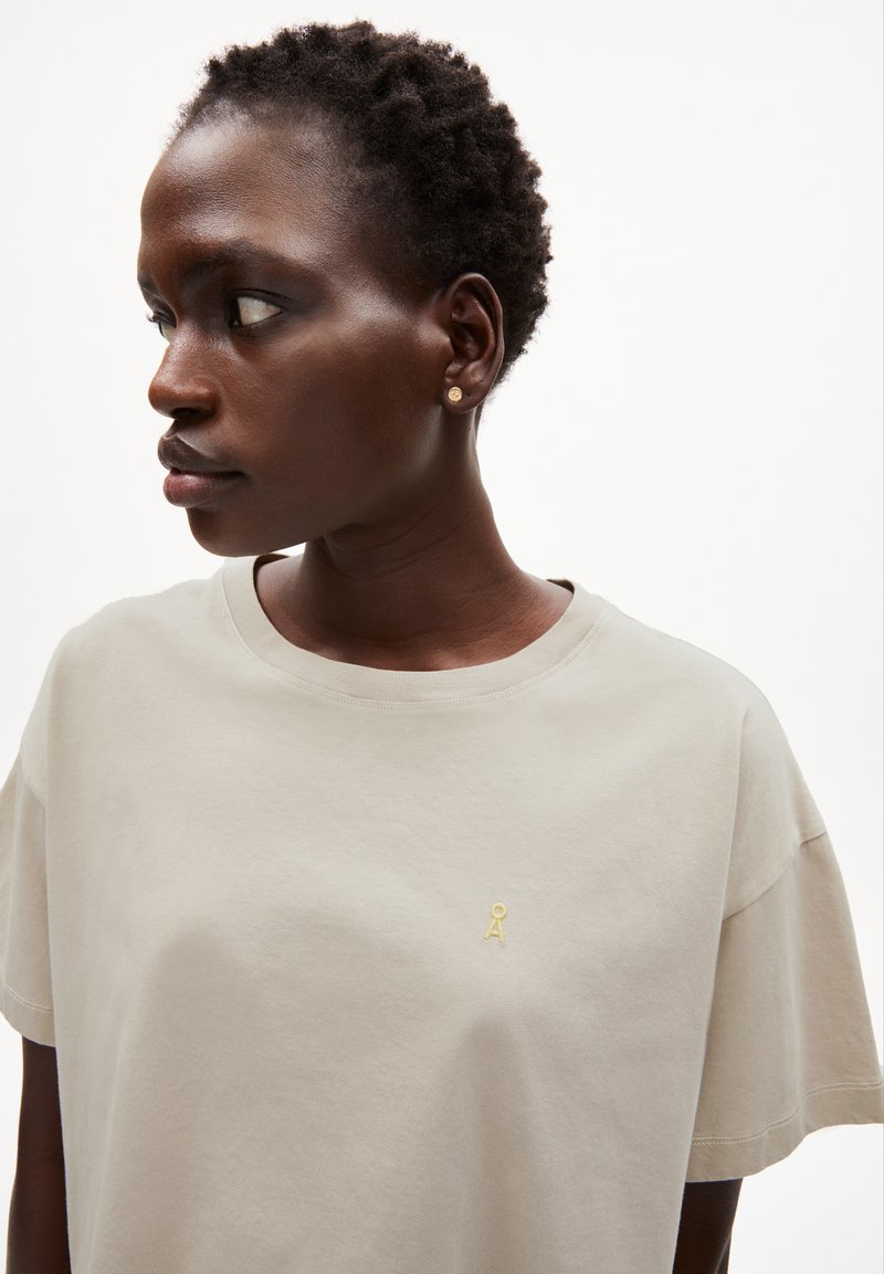 Damen T-Shirts | ARMEDANGELS CHAARLOTTE T-Shirt basic light desert/beere-meliert - BQ39577 Damen T-Shirts | ARMEDANGELS CHAARLOTTE T-Shirt basic light desert/beere-meliert - BQ39577