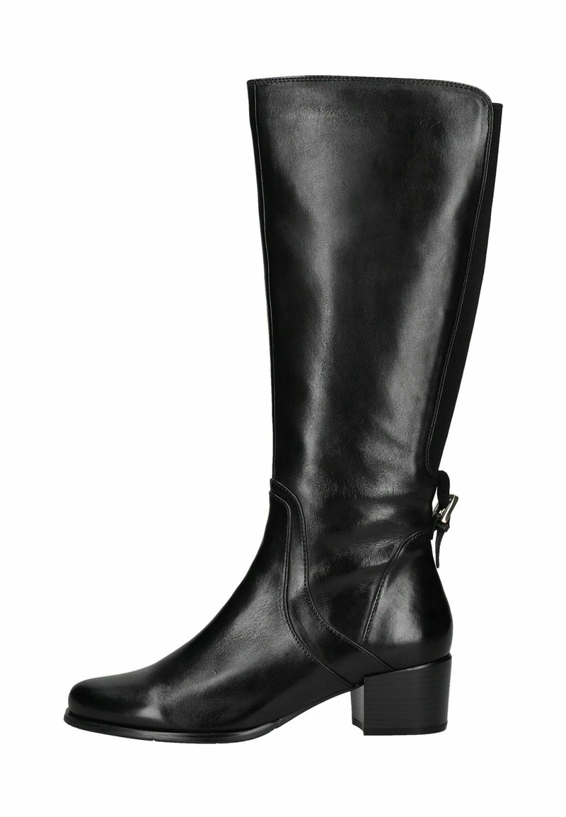 Botas de cuero negras hasta la rodilla con un acabado suave, un tacón cuadrado y una cremallera lateral. Presenta una hebilla decorativa en la parte posterior.