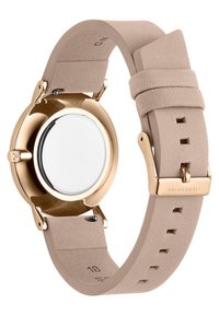 Goldfarbener Uhrengehäuse mit einem runden, glatten Zifferblatt. Weicher beiger Lederarmband mit Naht und verstellbarem Verschluss. Minimalistisches Design, keine sichtbaren Markierungen.