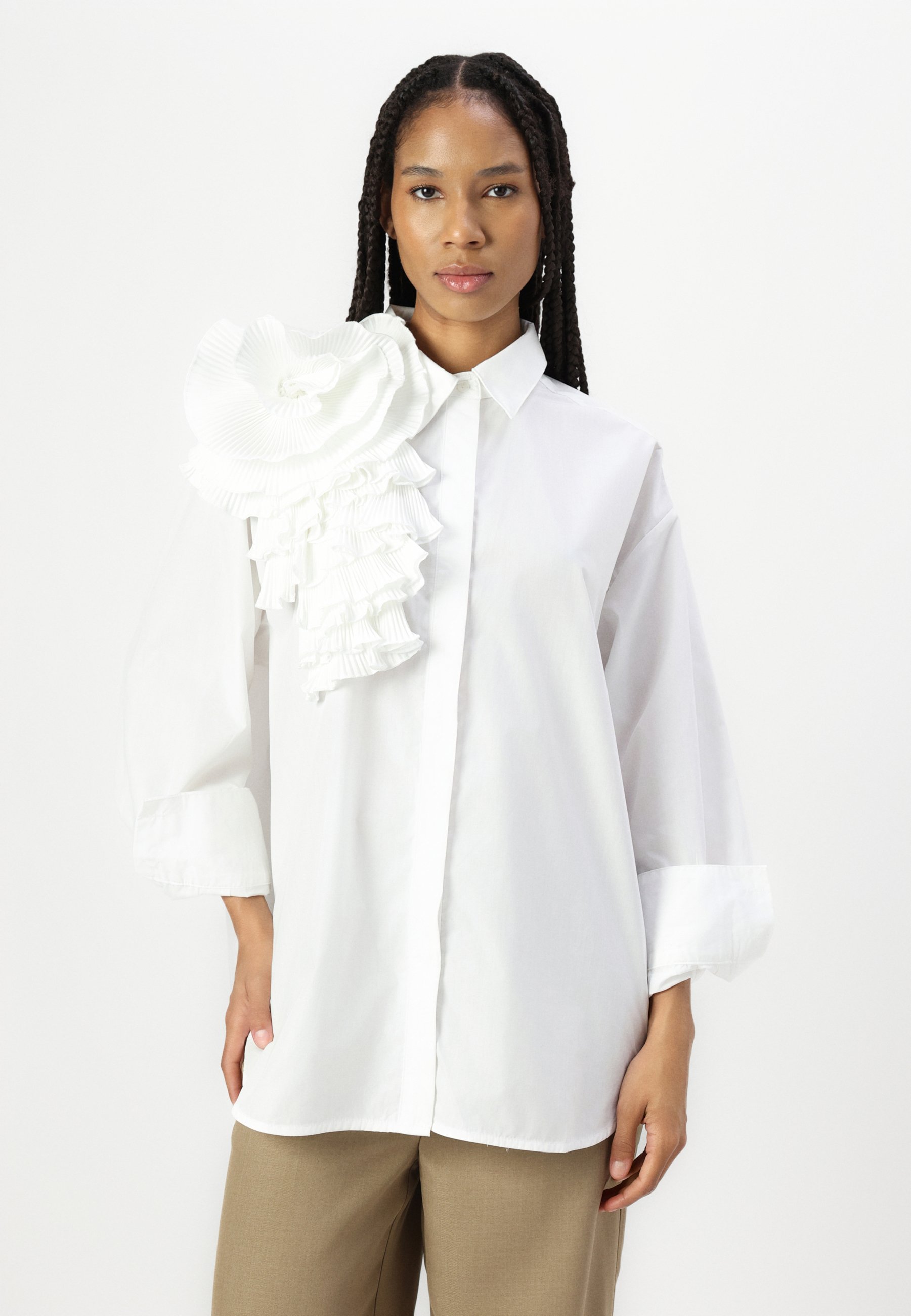 rose muse shoulder frills blouse ホワイト shoulder frills blouse – BUNNY APARTMENT