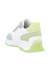 Sneaker bianco con accenti in suede verde menta e blu, un tallone testurizzato e una suola verde semitrasparente. Design con lacci, linguetta imbottita.