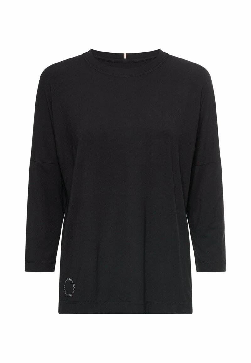 Sort langærmet t-shirt lavet af blødt stof, med en rund halsudskæring og et lille tekstdesign nær kanten på venstre side.