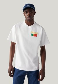 Levi's® FOOTBALL FAN TEE UNISEX - Marškinėliai su spaudiniu - white
