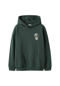 Hoodie en coton vert avec une poche kangourou, ornée d'un graphisme de crâne avec des lunettes de soleil et une casquette sur le côté gauche de la poitrine.