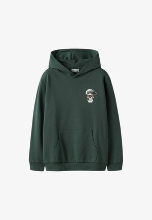 Grüne Baumwollkapuzenjacke mit einer Kängurutasche, die im linken Brustbereich ein Totenkopf-Design mit Sonnenbrille und Mütze zeigt.